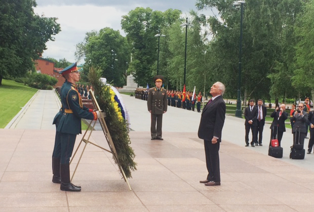 Temer deposita flores no tmulo do soldado desconhecido, em Moscou, nesta quarta (21)