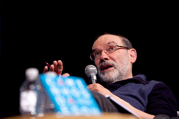 Ruy Fausto, autor do livro 'Caminhos da Esquerda', durante debate no teatro da Livraria Cultura