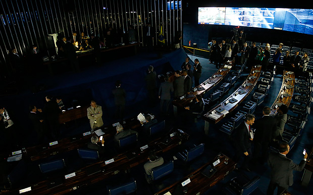 em protesto contra a votação da reforma trabalhista senadoras do PT sentaram na cadeira da presidência do senado e não deixaram o presidente Eunicio Oliveira iniciar a sessão. Houve um impasse e as luzes do plenário foram apagadas.