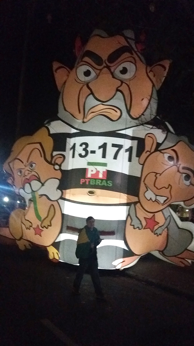 Boneco Pixuleko de Lula e do governador Fernando Pimentel na praa da Liberdade