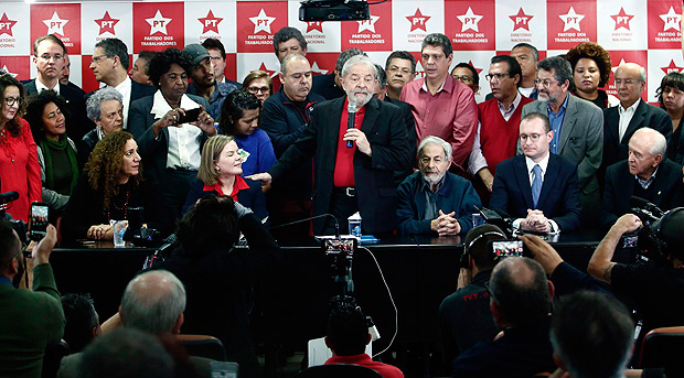 O ex-presidente Lula fala em pronunciamento à imprensa na sede do partido em São Paulo