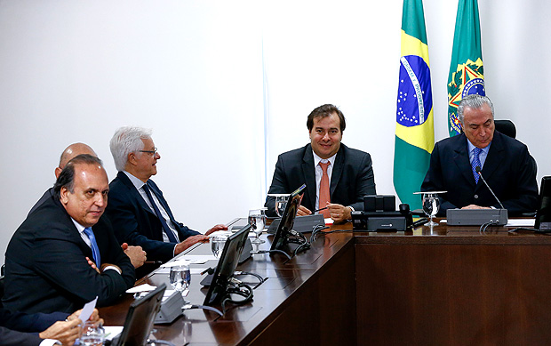 Michel Temer acompanhado do presidente da cmara Rodrigo Maia (DEM-RJ) e do governador Pezo