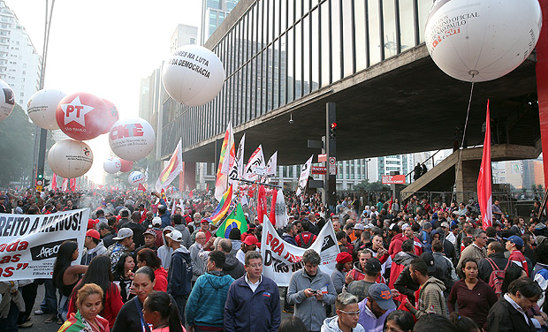 SAO PAULO, SP, BRASIL, 20-07-2017: Manifestantes a favor do ex-presidente Lula, aguardam a chegada dele e da ex-presidente Dilma, na avenida Paulista, Sao Paulo. (Foto: Eduardo Anizelli/Folhapress, PODER) Valeu! ***DIREITOS RESERVADOS. NO PUBLICAR SEM AUTORIZAO DO DETENTOR DOS DIREITOS AUTORAIS E DE IMAGEM***