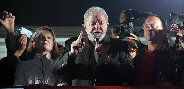 SAO PAULO, SP, BRASIL, 20-07-2017: Manifestantes a favor do ex-presidente Lula, aguardam a chegada dele e da ex-presidente Dilma, na avenida Paulista, Sao Paulo. (Foto: Eduardo Anizelli - 20.jul.2017/Folhapress, PODER)
