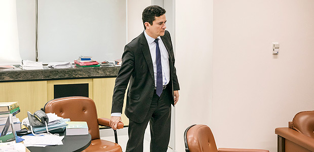 In an interview with *Folha* and other media, judge Sergio Moro criticized attempts to obstruct investigations