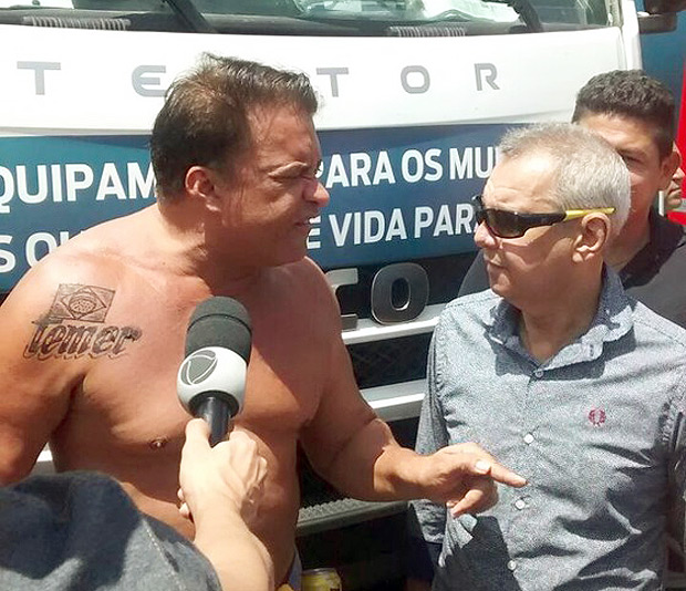 Deputado federal Wladimir Costa (SD-PA) aparece sem camisa em cerimnia e expe tatuagem com o nome de Temer (Foto: Dirio do Par/divulgao)