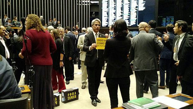 Enquanto deputados governistas criticam a estratgia da oposio de no registrar presena no plenrio, os deputados contrrios ao governo Temer gravam vdeos para as redes sociais