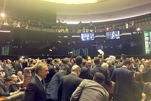 Plenário da Câmara durante sessão que decide se denúncia contra Temer seguirá para o STF