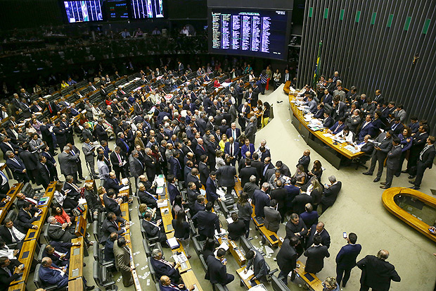 Câmara dos deputados durante votação que barrou denúncia de corrupção feita contra Michel Temer