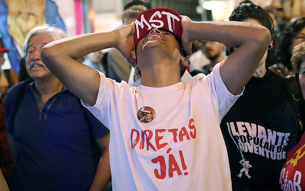 A demonstrator reacts as he follows on screen, a vote on sending corruption charges against President Michel Temer to the Supreme Court for trial in Sao Paulo, Brazil, August 2, 2017. REUTERS/Leonardo Benassatto ORG XMIT: SAO118