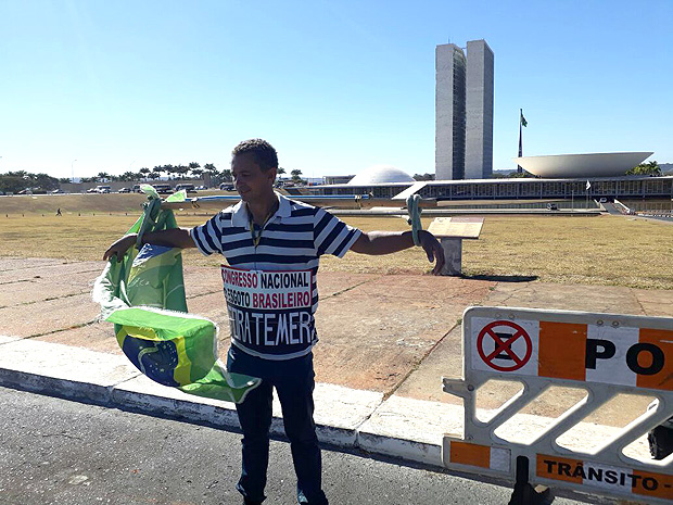 Andr Rhouglas, 56, se prendeu a uma cruz para manifestar contra o presidente Michel Temer