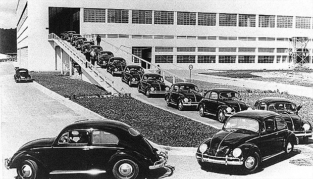ORG XMIT: 004201_0.tif Primeiros Fuscas fabricados no Brasil saem da linha de montagem da fábrica da Volkswagen em São Bernardo do Campo, em janeiro de 1959. (Foto de Divulgação) 