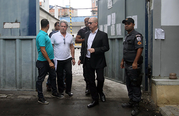 Os empresrios Jacob Barata Filho e Llis Teixeira deixam cadeia de Benfica, no Rio