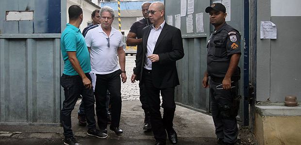 O empresrio Jacob Barata Filho e o ex-presidente da Fetranspor Llis Teixeira deixam a cadeia pblica no Rio