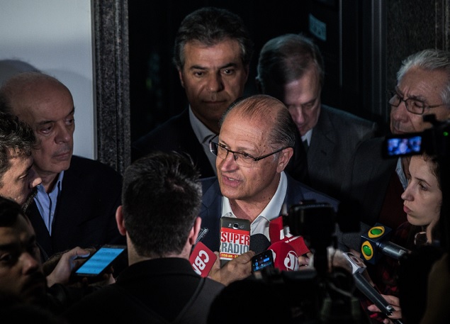 O governador de So Paulo, Geraldo Alckmin, ao lado dos tucanos Jos Serra, Beto Richa e Tasso Jereissati