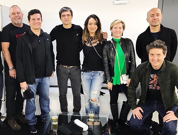 O advogado Carlos Zucolotto Jr. ( esq.) com Sergio Moro, o vocalista do Skank, Samuel Rosa, e a mulher de Moro, Rosangela, em show da banda em Curitiba