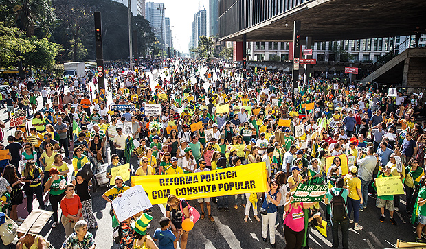 SAO PAULO, SP, 27-08-2017 - Manifestantes na Avenida Paulista durante manifestacao do 
