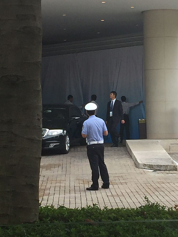 Funcionário de hotel onde está hospedado Michel Temer na China colocam cortina para impedir a produção de imagens do presidente. 