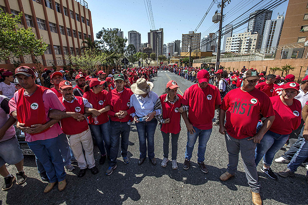 Integrantes do MST e militantes do PT aguardam a chegada do ex-presidente Lula  Justia Federal do PR