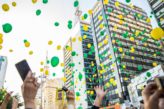 Balões marcam encerramento de protesto do Vem Pra Rua, na av. Paulista