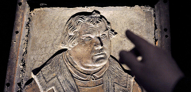 ORG XMIT: 464401_1.tif DPAI415 HALLE (ALEMANIA) 30/10/2008.- Un molde de Martin Lutero en la exposiciún llamada &quot;Conclusiones de Lutero&quot;, en el museo estatal de prehistoria de Halle, Alemania, hoy 30 de octubre de 2008. Esta muestra, que permanecerá abierta hasta el 26 de abril de 2009, ofrece aspectos desconocidos de la vida de Martin Lutero (1483-1546) a través de 620 objetos. EFE/Peter Endig