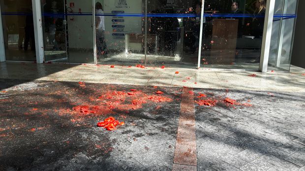 Fachada do Instituto de Direito de São Paulo após ser atingido por tomates