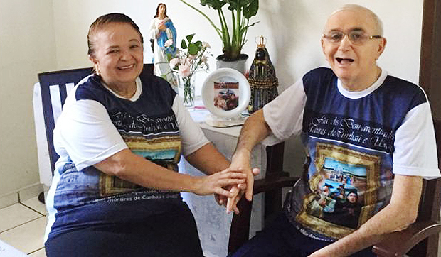 Snia e Robrio Nogueira: Militar aposentado descobriu tumor no crebro em 2002 e atribui "milagre da sobrevida" aos mrtires | Foto: Arquivo pessoal 