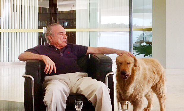 El presidente de Brasil, Michel Temer, junto a su perro Thor