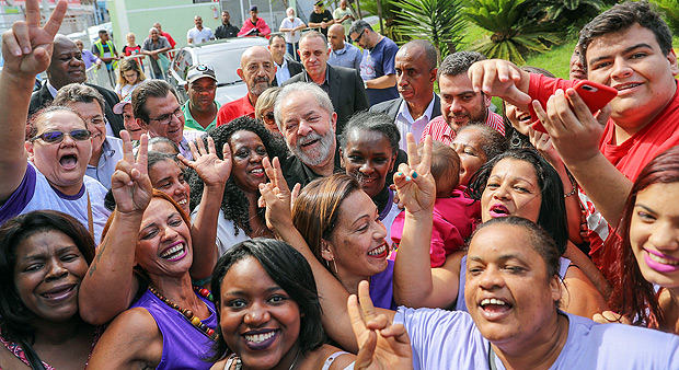 El ex presidente Lula da Silva, en un acto en So Paulo, rodeado de militantes del PT