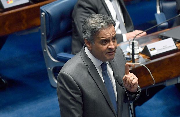 O senador Acio Neves (PSDB-MG) volta ao Senado aps suspenso