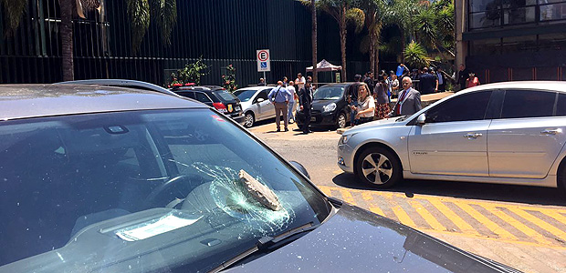 Carros depredados em tentativa de invaso da Cmara, em Braslia