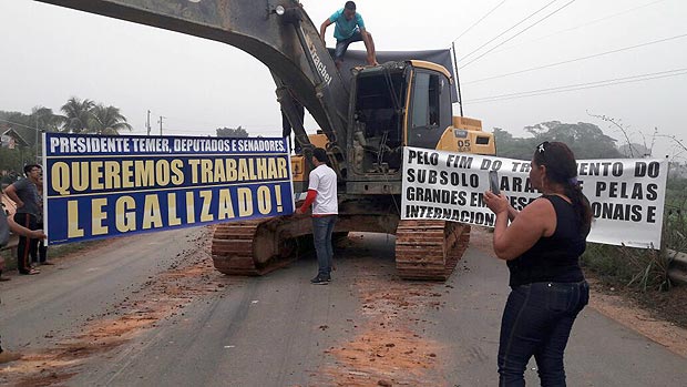 Garimpeiros bloqueiam PA-279 em protesto contra operao do Ibama, em Ourilndia do Norte, no sul do Par. Foto: Divulgacao ***DIREITOS RESERVADOS. NO PUBLICAR SEM AUTORIZAO DO DETENTOR DOS DIREITOS AUTORAIS E DE IMAGEM***