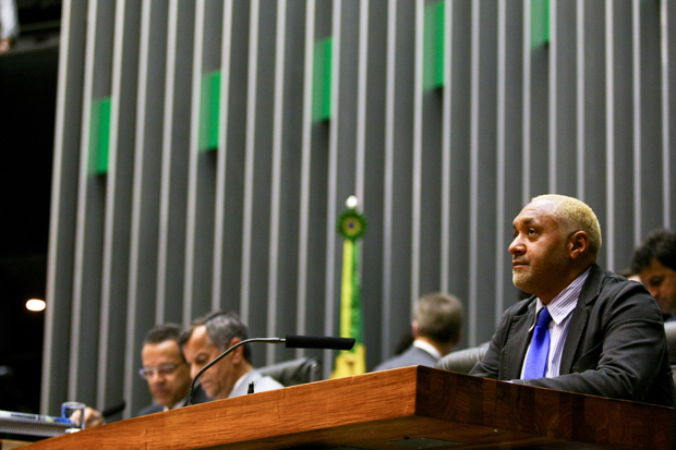 BRASÍLIA, DF, BRASIL, 14-05-2013. 15h00: Deputado Tiririca na mesa da presidencia no plenario da Camara dos Deputados durante votacao da MP dos Portos. (Foto: Pedro Ladeira/Folhapress, PODER)