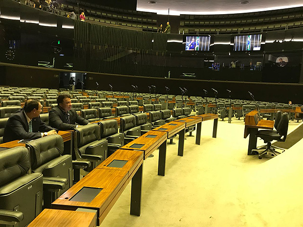 s 9h, apenas trs deputados estavam sentados nas cadeiras do plenrio. Carlos Gaguim (PODE-TO), Wladimir Costa (SD-PA), e Aliel Machado (REDE-PR)