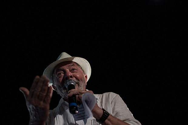 O ex-presidente Lula, durante comicio na cidade de Diamantina, interior do estado de Minas Gerais. Lula faz caravana pelo estado de Minas. 