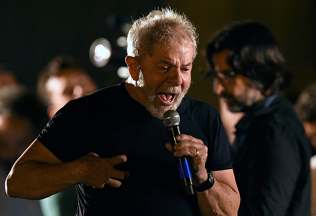 El ex presidente Luiz Inacio Lula da Silva discursa en una plaza de Belo Horizonte, Minas Gerais