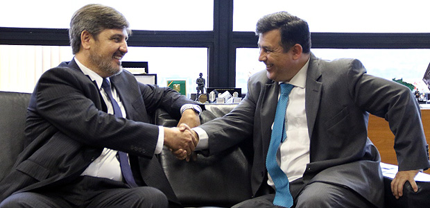 Fernando Segvia cumprimenta Leandro Daiello ( dir.) no gabinete do diretor da PF, em Braslia