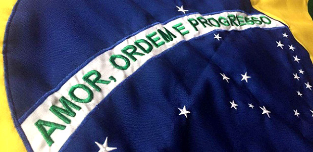 Hans Donner propõe nova bandeira do Brasil com tons degradê e palavra "Amor" -- Projeto para a bandeira do Brasil traz a palavra 'amor' antes do lema 'Ordem e Progresso