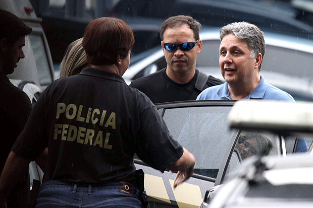 O ex-governador Anthony Garotinho deixa a sede da Polícia Federal, no Rio, após ser preso no final de novembro