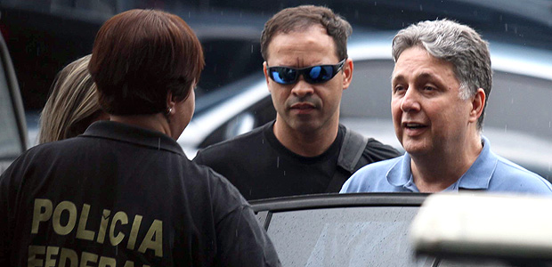 O ex-governador Anthony Garotinho deixa a sede da PF, no Rio de Janeiro (RJ), ap�s ser preso