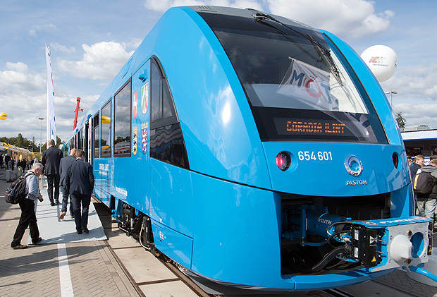 Trem da Alstom em feira internacional de tecnologia e transporte em Berlim