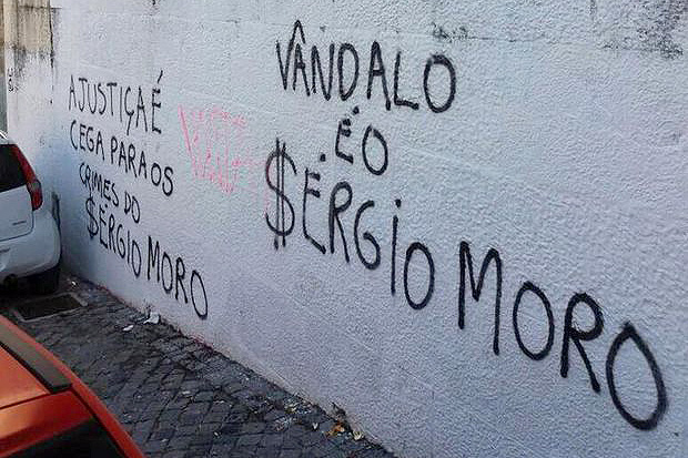 Pichao em muro da Universidade de Coimbra, em Portugal, traz mensagem contra o juiz Sergio Moro