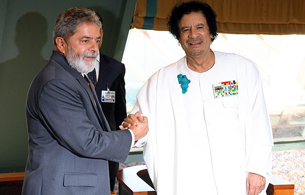 O presidente Luiz Incio Lula da Silva cumprimenta o ditador lbio Muammar Gaddafi, antes da abertura do encontro dos pases em Abuja, na Nigria