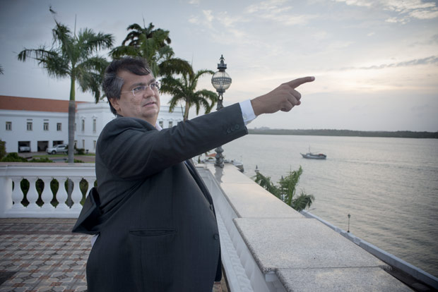 O governador Flávio Dino, na sacada de seu gabinete, no Palácio dos Leões, em São Luís (MA)