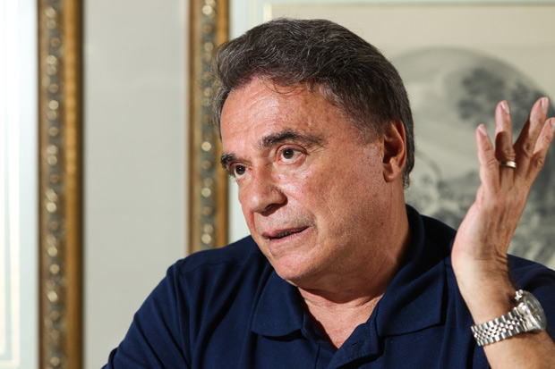 O senador lvaro Dias durante entrevista