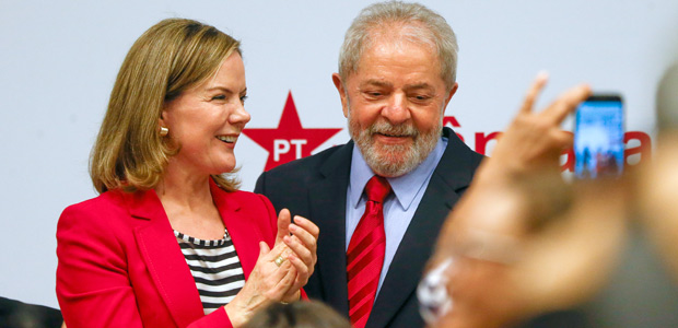 O ex-presidente Luiz Inácio Lula da Silva participa de evento ao lado da senadora Gleisi Hoffmann (PT-PR)