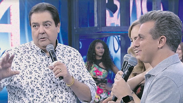 O apresentador da Rede Globo Luciano Huck com a mulher, Anglica, no "Domingo do Fausto" 
