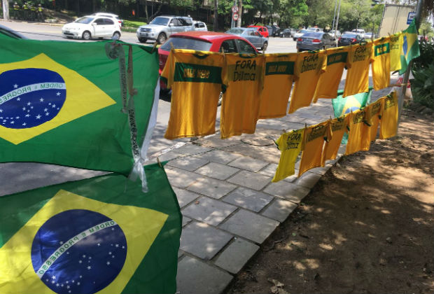Em Porto Alegre, vendedor ambulante vende camisetas com 'Fora Dilma
