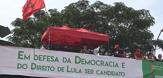 Manifestantes pró-Lula iniciaram uma assembleia no acampamento do Anfiteatro Pôr do Sol, em Porto Alegre