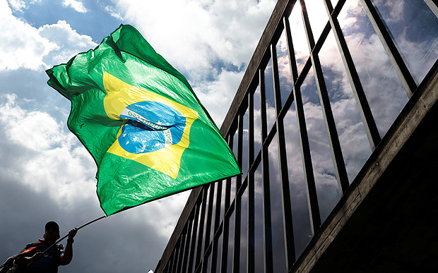 A man waves a Brazilian national flag as he protests against Brazil's former President Luiz Inacio Lula da Silva, while the Brazilian court decides on his appeal against a corruption conviction that could bar him from running in the 2018 presidential race, in Sao Paulo, Brazil January 24, 2018. REUTERS/Leonardo Benassatto NO RESALES. NO ARCHIVES ORG XMIT: SAO112